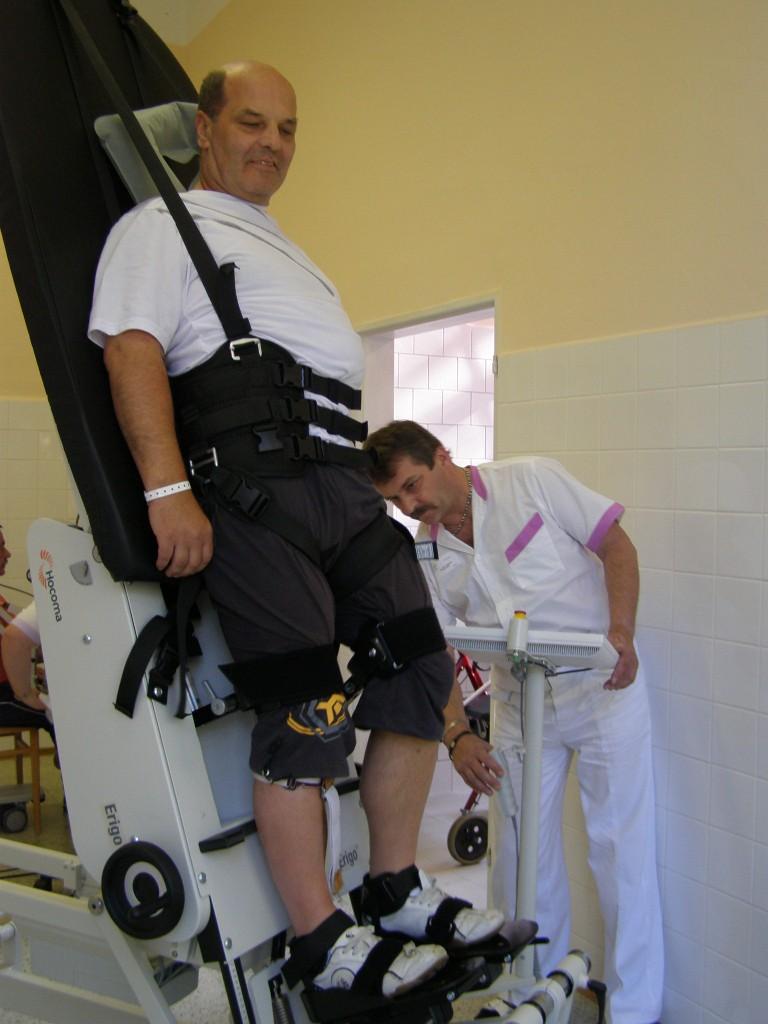 Mobilizační stůl s robotickým mechanismem chůze